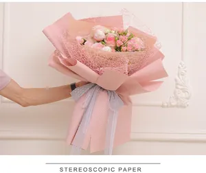 Vue détaillée de la texture du papier gaufré 3D rose pour les bouquets de fleurs