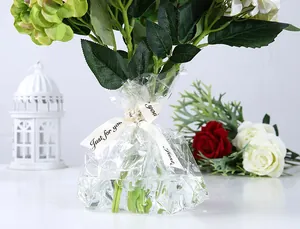 Détail de l'emballage en cellophane OPP transparente pour les bouquets de fleurs