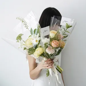 Film d'emballage transparent en OPP pour bouquets de fleurs et paniers cadeaux