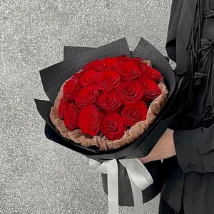 Papier d'emballage noir gaufré haut de gamme pour bouquets de roses élégants