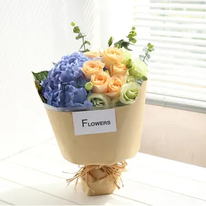 Détail de l'emballage en papier kraft vintage d'un bouquet de fleurs avec étiquette blanche