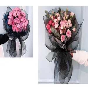 Detail aus schwarzem PP-Netz für die elegante Verpackung von rosa Rosensträußen.