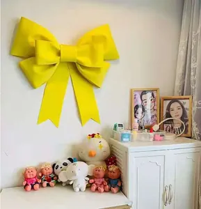 Grande fiocco decorativo giallo fai-da-te da appendere in un accogliente interno