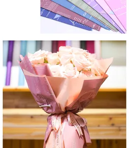 Gedetailleerd waterdicht dubbelzijdig bloemen inpakpapier met een elegante Engelse tekst