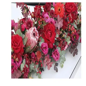 Prachtige close-up van rood en roze V-vormig bloemstuk voor elegante trouwauto decoratie