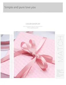 Detailweergave van een roze geschenkdoos met een bijpassende satijnen lintstrik van 1,0 cm
