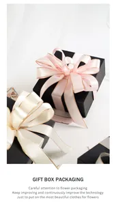 Ruban de satin élégant avec bordure dorée, noué en nœuds décoratifs sur des boîtes cadeaux.
