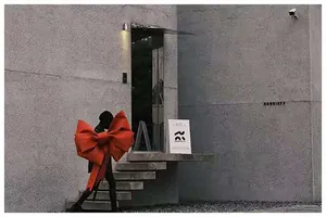 Grande decorazione a fiocco rosso su uno sfondo architettonico grigio minimalista