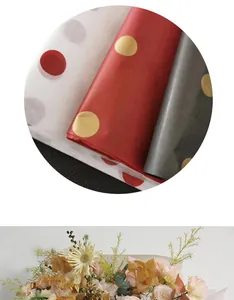 Nahaufnahme von gepunktetem Seidenpapier für elegante Blumenstrauß-Geschenkverpackungen