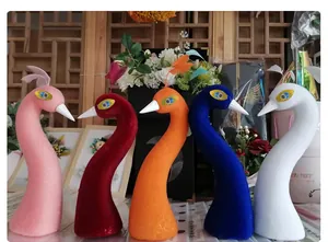 Detalle de cabezas de pavo real artificiales coloridas para arreglos florales de boda