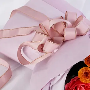 Nastro a coste rosa da 2,5 cm con bordi dorati per eleganti bouquet di fiori