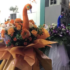 Vista detallada de cabezas de pavo real artificiales para decoraciones florales creativas