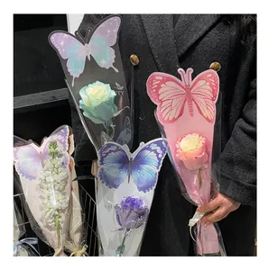 Detail verschiedener bunter Schmetterlings-Geschenktüten für einzelne Blumenstiele