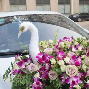 Vista detallada de una cabeza de pavo real artificial blanca para arreglos florales