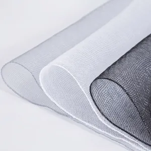 Robustes PP-Hartmaschen-Wickelpapier für Blumensträuße mit kleinen Gittermustern in Schwarz-Weiß