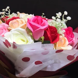 Großes rotes Polka-Dot-Birnenpapier für Blumenstrauß-Verpackung und Blumengestecke.
