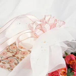 Ruban en satin rose avec bordure dorée pour l'emballage de bouquets et DIY