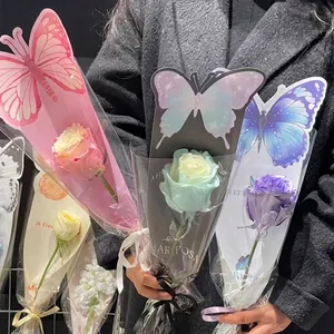 Einzelne Schmetterling Blumenverpackungstüten für DIY-Sträuße von einem asiatischen Model gehalten