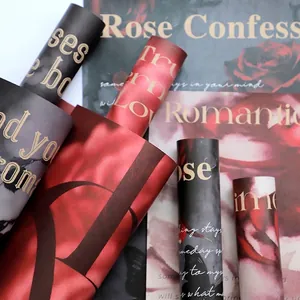 Papel de regalo romántico con rosas oscuras para los ramos y suministros de floristería