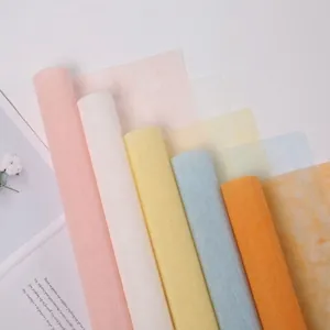 Rouleaux de papier d'emballage floral en fibres de coton multicolores texturés pour bouquets.