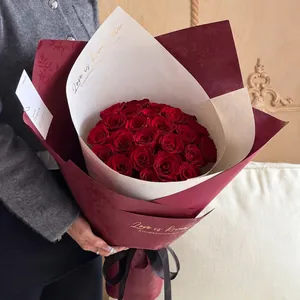 Elegantes bordeauxrotes Geschenkpapier mit Goldfolie für luxuriöse Blumensträuße