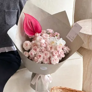 Eleganter Rosenstrauß in hochwertigem, dickem Blumen-Geschenkpapier mit Gold-Schatten-Effekt.