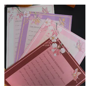 Vue détaillée de papier cadeau floral élégant avec des motifs de papillons et d'iris