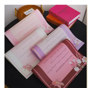 Papier cadeau artistique à motif floral avec papillons et texte poétique en anglais