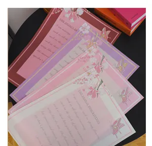 Vue rapprochée de papier cadeau artistique à motifs de fleurs et de papillons délicats