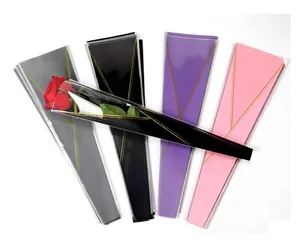Vista dettagliata di sacchetti per singola rosa con design a triangolo dorato in vari colori