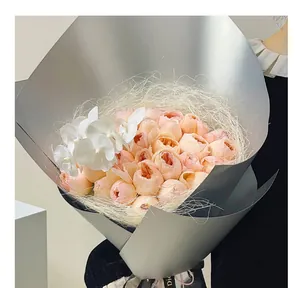 Détail de la soie de chanvre blanc naturel utilisée comme garniture de bouquet