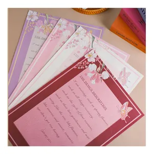 Gros plan de papier cadeau floral élégant avec motifs de papillons et d'iris pour DIY