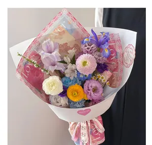 Détail du papier d'emballage en dentelle kraft 120g pour bouquet de fleurs romantique