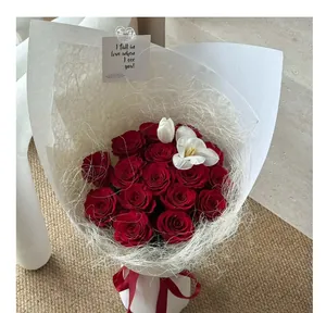 Vue détaillée de la maille de fibre de sisal blanc comme rembourrage de bouquet de roses.