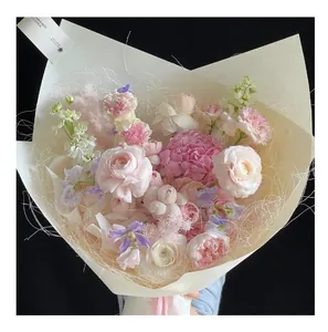 Vue détaillée du rembourrage en sisal coloré pour un bouquet de fleurs délicat