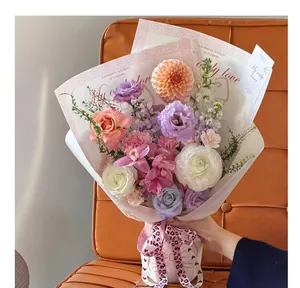 Papel de regalo de encaje romántico con texto 'My only love' para ramos elegantes.