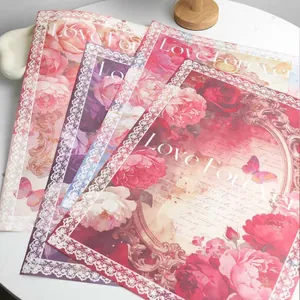 Papier kraft romantique à motif rose avec bordure en dentelle pour bouquets de fleurs.