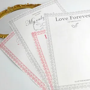 Papel de regalo para flores con borde de encaje y frases románticas