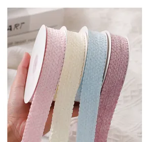 Detailansicht von vier bunten Walzerbändern mit weicher, noppiger Chenille-Textur