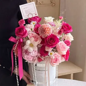 Elegante scatola regalo rotonda bianca con rose rosa e nastro di perle decorativo