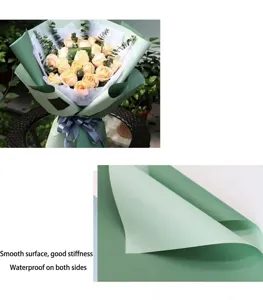 Primo piano di carta da imballaggio floreale impermeabile con una trama opaca liscia