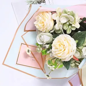 Carta da regalo per fiori elegante con bordo dorato e texture in pellicola gel