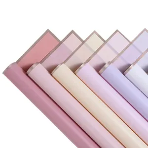 Carta da regalo per fiori con bordo dorato in vari colori pastello per bouquet eleganti