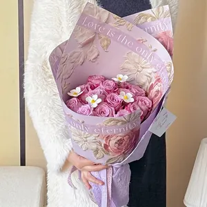 Papier d'emballage floral gaufré violet pour emballage cadeau de bouquet de roses