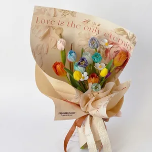 Papier d'emballage pour bouquets de fleurs avec texture gaufrée et motifs de roses