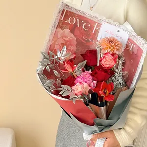 Carta da imballaggio fiori con rose e pizzo per bouquet fai-da-te di San Valentino