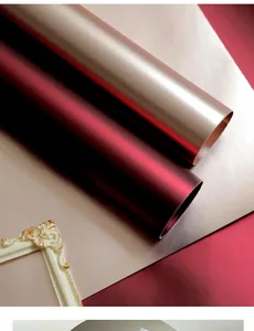 Detailansicht von hochwertigem metallisch-burgunderfarbenem Blumenwickelpapierrollen