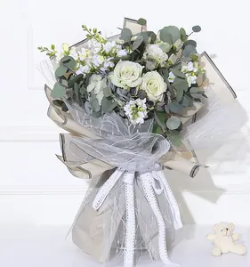 Detailopname van wit rozenboeket met Koreaanse stijl bloemen verpakking gaas