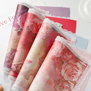 Elegante carta da imballaggio floreale con bordo in pizzo e motivi a rose per bouquet fai da te