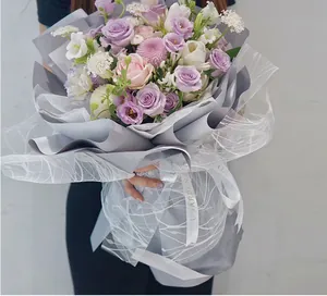 Detail van Koreaans bliksemgaas voor de elegante verpakking van luxe bloemboeketten